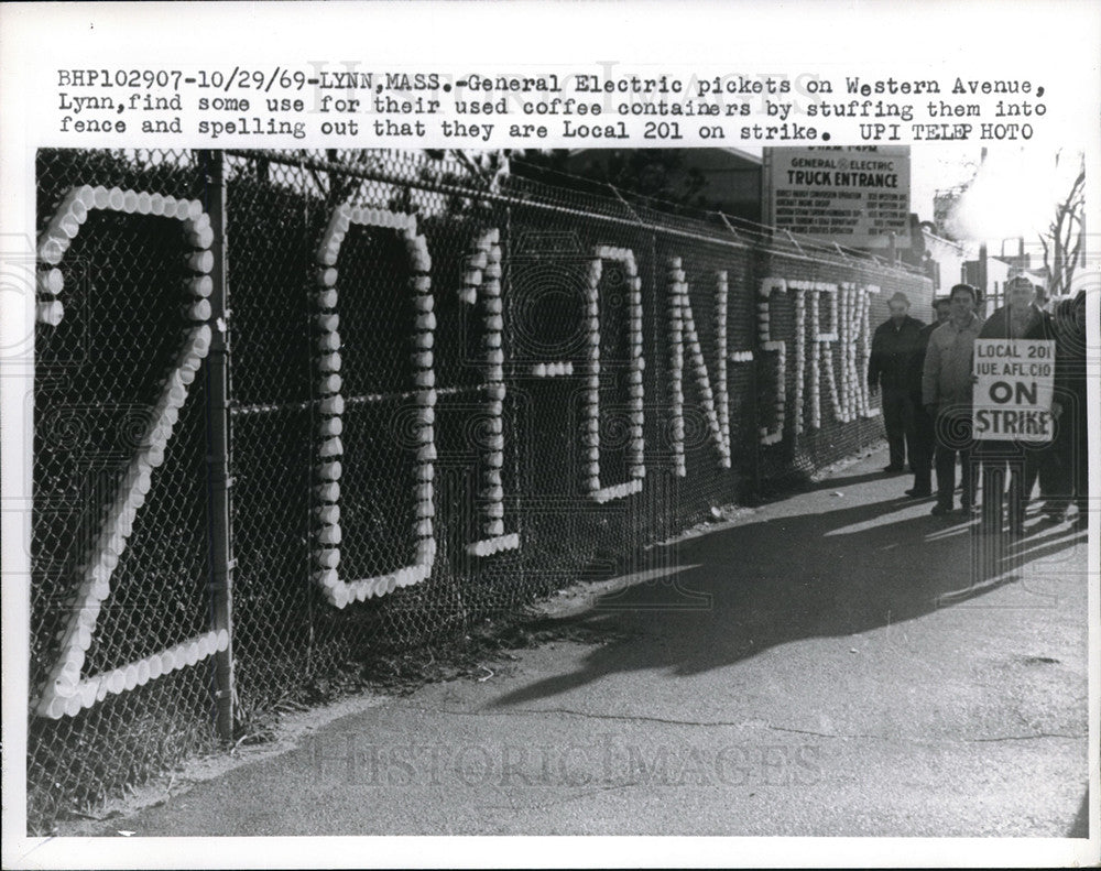 1969 Press Photo General Electric Workers pickets on Western Avenue - Historic Images