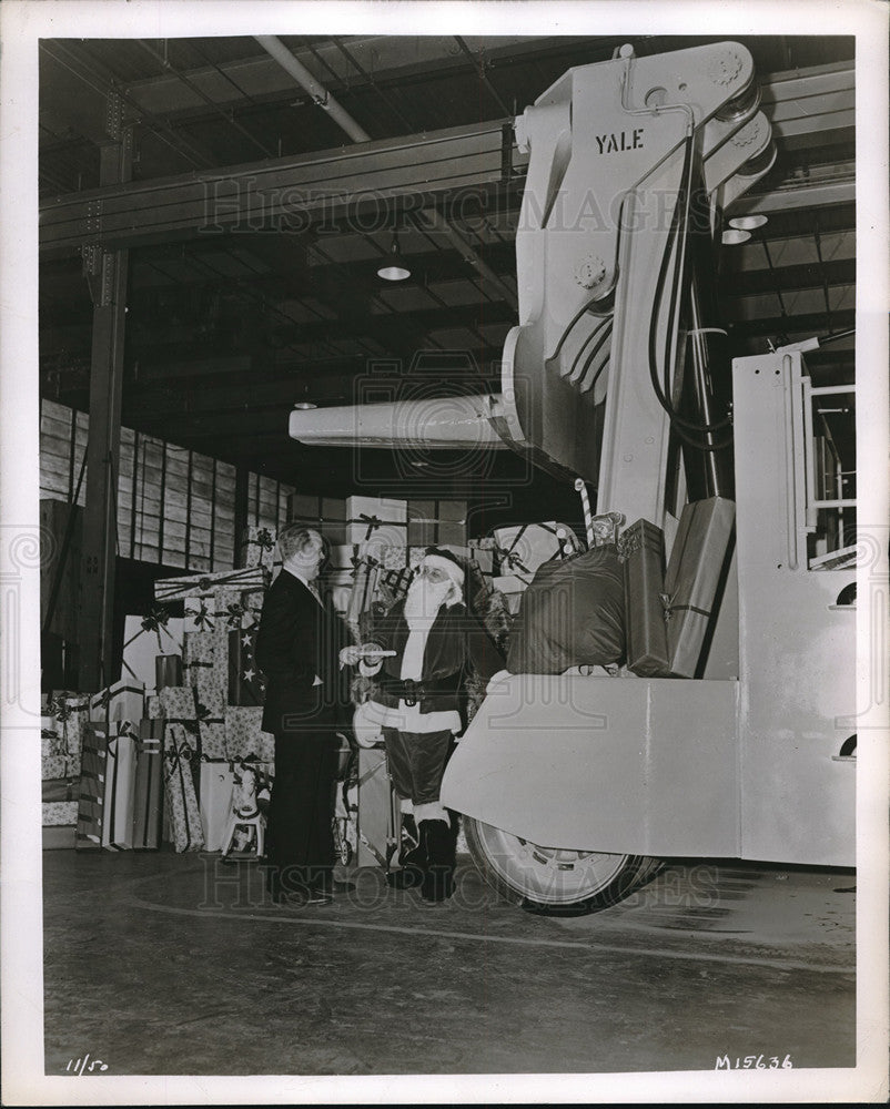 Undated Press Photo Santa lift largest Truck by the Yale and Town Manufacturing-Historic Images