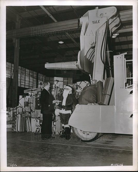 Undated Press Photo Santa lift largest Truck by the Yale and Town Manufacturing-Historic Images