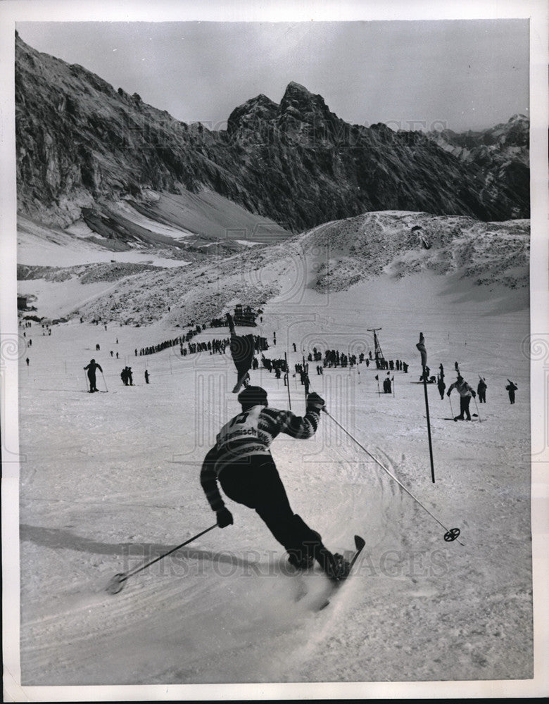 1957 Press Photo Skier Hack Hacklinger at Slalom Course in Zugspitze Plateau-Historic Images