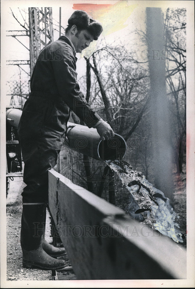 1975 Press Photo Ohio Dept of Natural Resources employee stocks rainbow trout - Historic Images