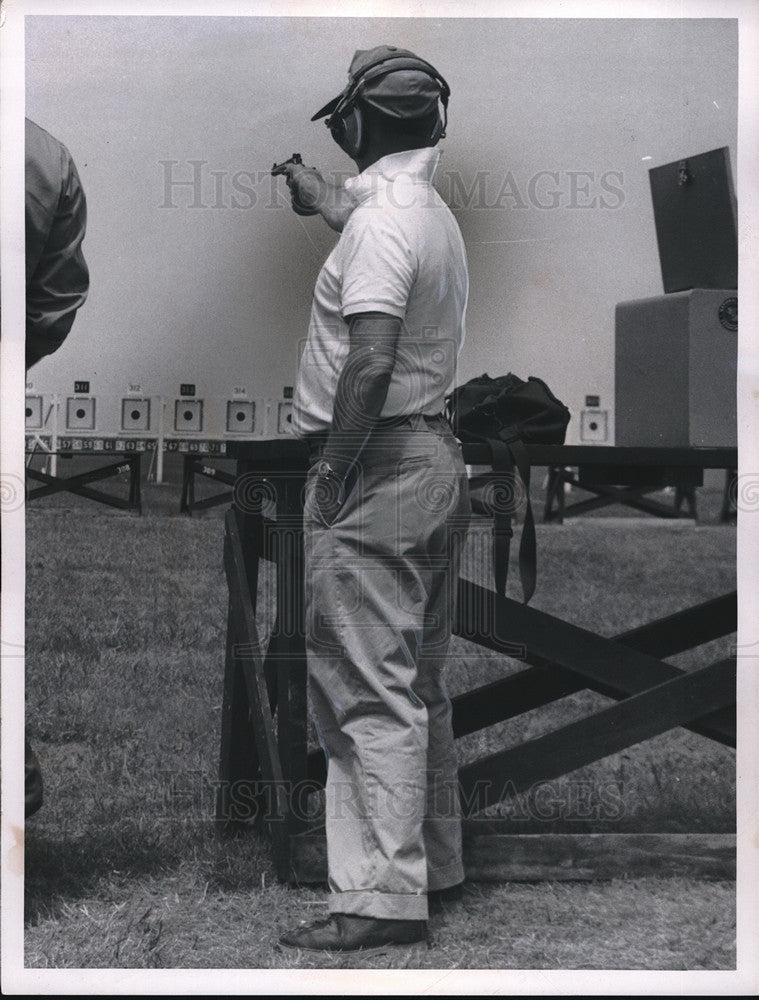 1960 Press Photo Man fires gun on shooting range - Historic Images