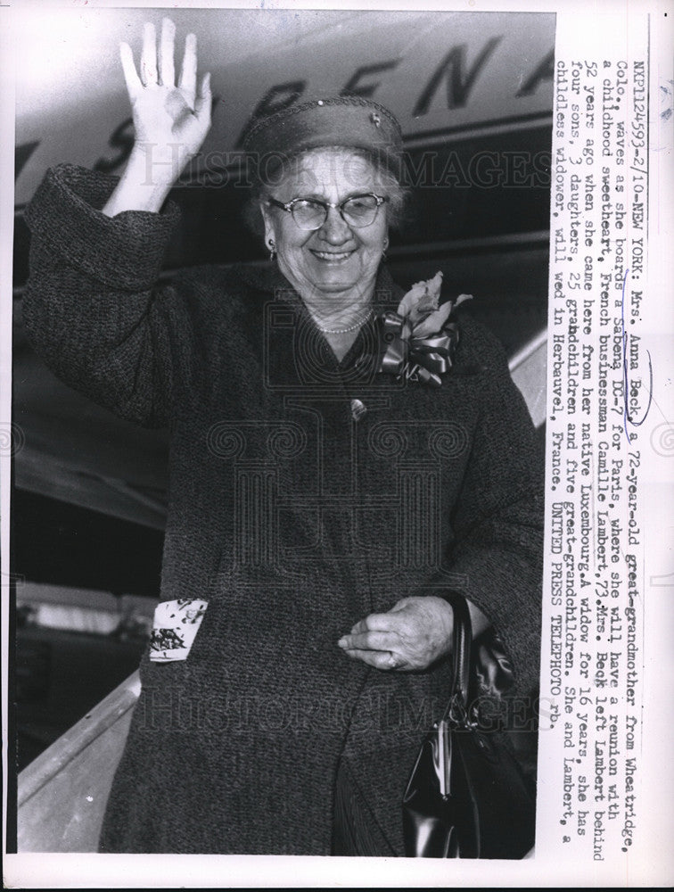 1957 Press Photo Mrs.Anna Beck of Colo. board a Sabena D-C 7 for Paris-Historic Images