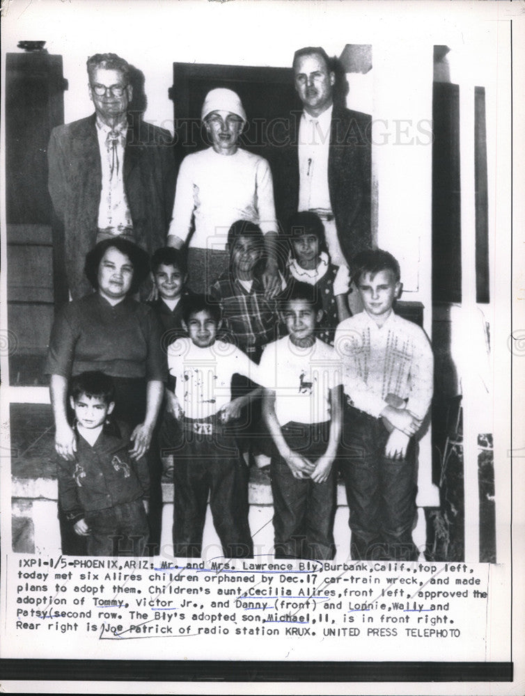 1957 Press Photo Mr.and Mrs.Lawrence Bly met the six Alires Children orphaned-Historic Images