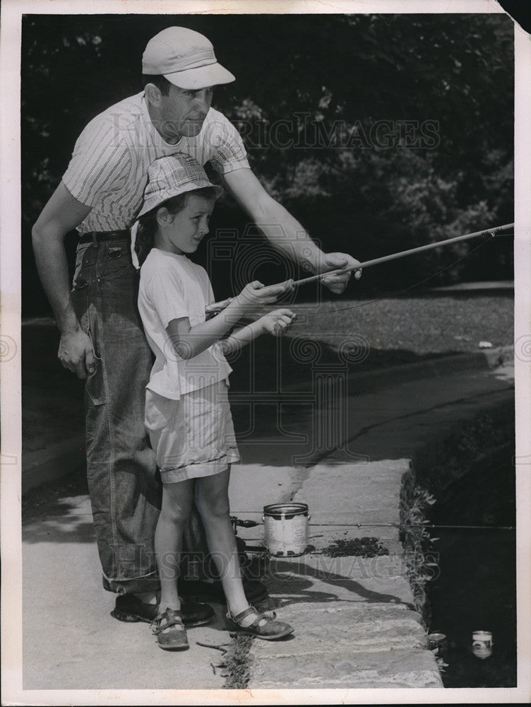 1953 Press Photo Louis shows his daughter Geraldine how to fish-Historic Images