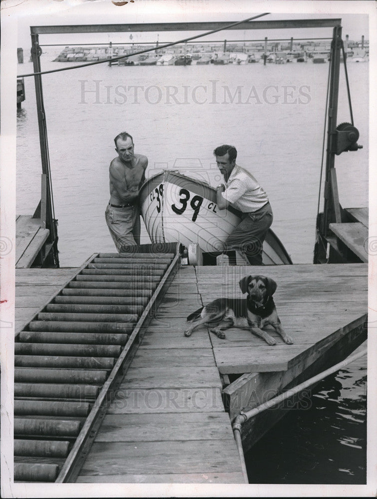 1958 Press Photo Joe Lovitch and Ed Gary Pull In Fishing Rowboat W/Dog Nearby - Historic Images