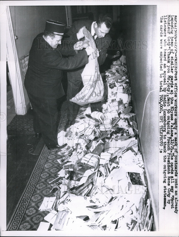 1959 Press Photo Paris post office workers empties a sack of postcard - Historic Images