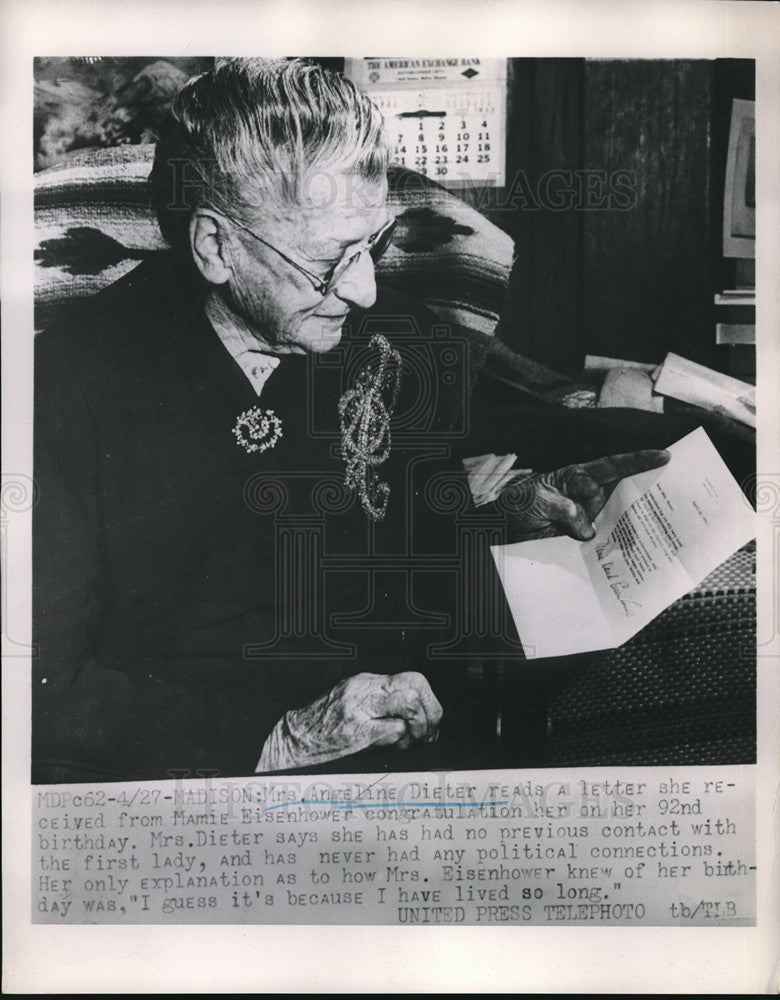 1953 Press Photo Mrs.Angeline Dieter reads she received from Mamie Eisenhower - Historic Images