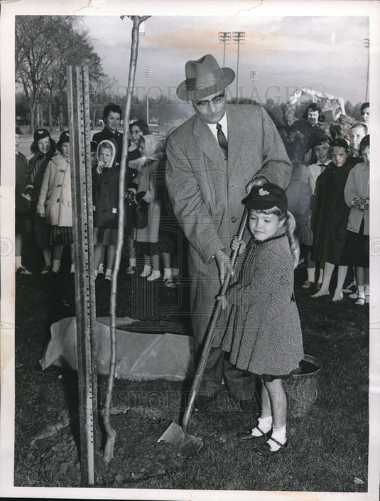 1958 Press Photo Mary Hare & Euclid Mayor Kenneth Sims plant tree at city hall - Historic Images