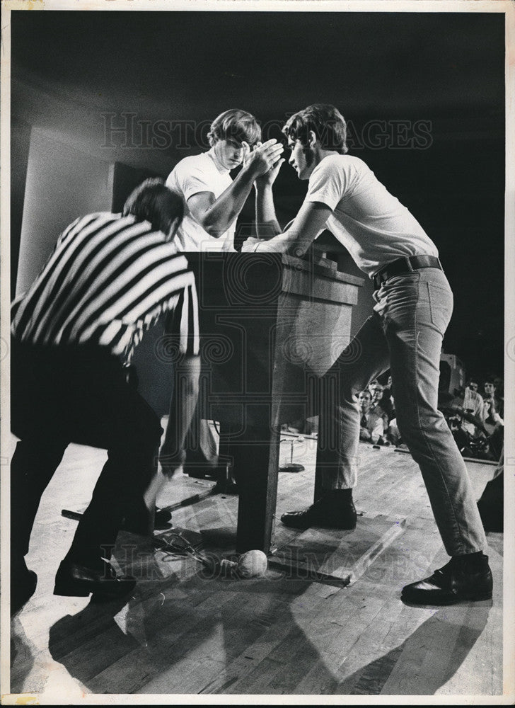 1972 Press Photo Wrist Wrestling battle - neb69162 - Historic Images