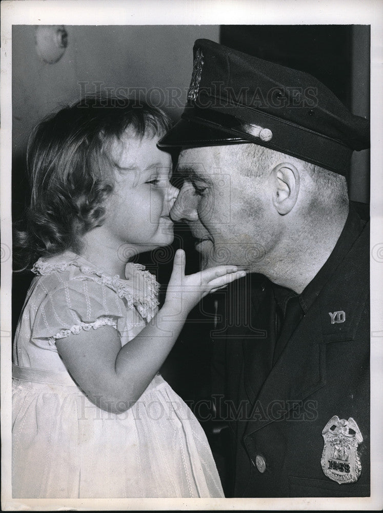 1959 Press Photo Eileen Barry congratulate Dad promotion to Police Sergeant - Historic Images