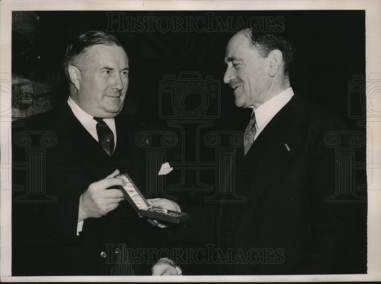 1940 Press Photo Dr Leo Rowe Director of Pan American Union receives gold medal - Historic Images