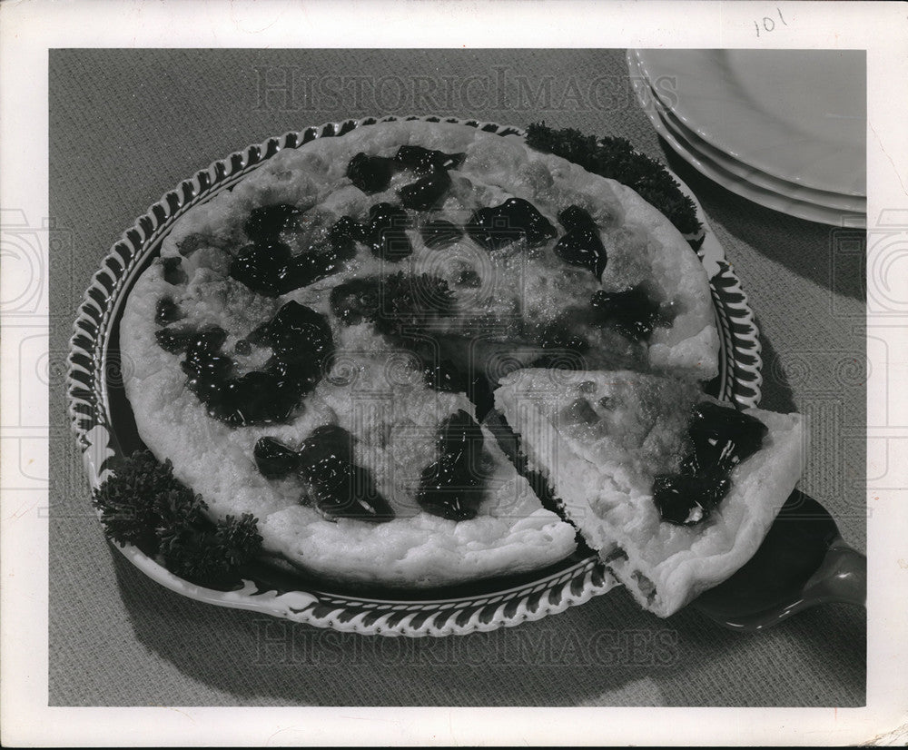 1952 Press Photo Giant Pancake Omelet with crisp bacon and jelly - neb69297-Historic Images