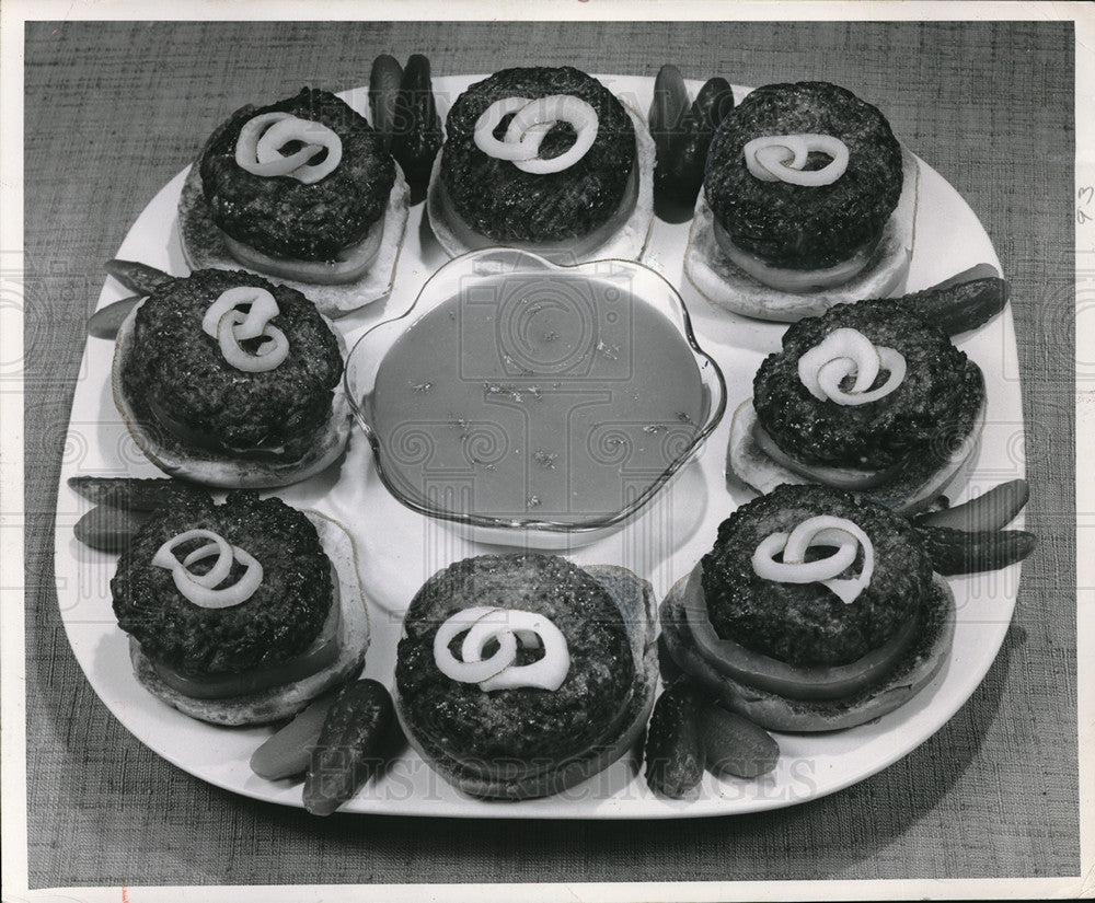 1952 Press Photo Hamburger surprise on slice tomatoes serve with hot chili sauce-Historic Images