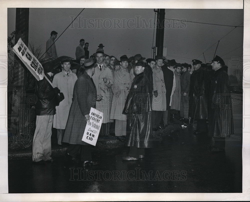 1945 UAW members form picket line around American Airlines buildings - Historic Images