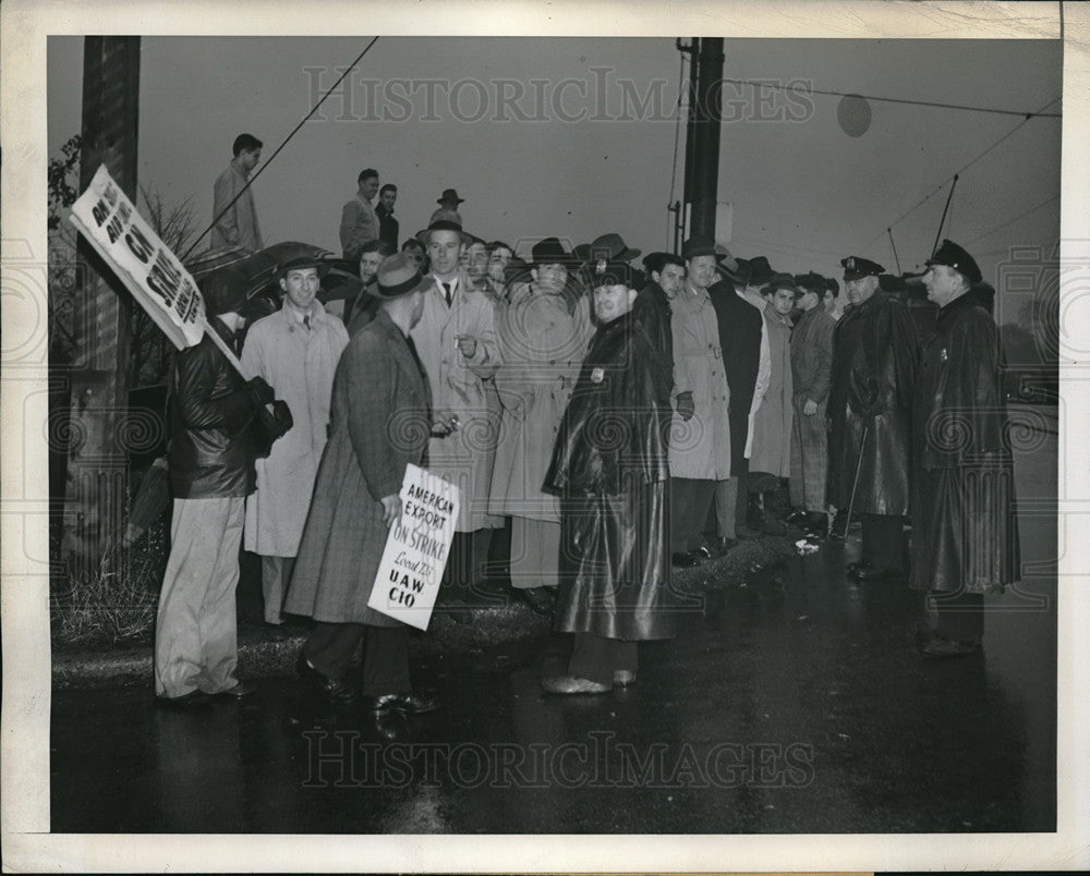 1945 UAW members form picket line around American Airlines buildings - Historic Images