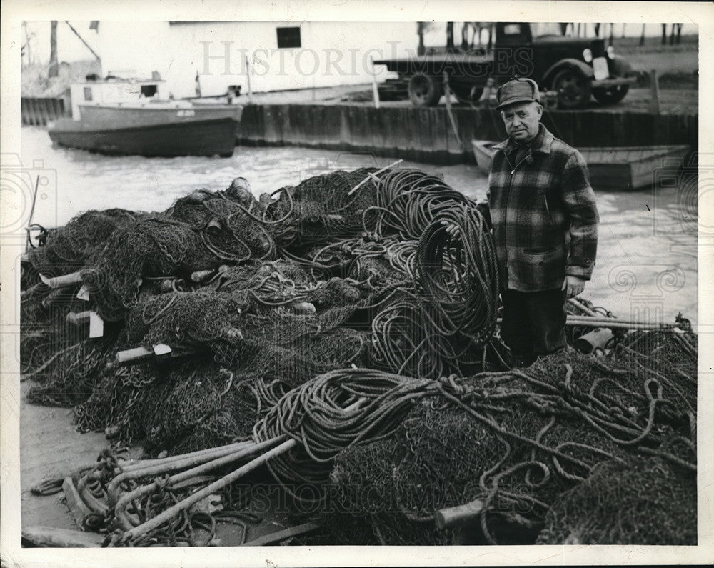 1939 Press Photo Captain Charles Perry inspect nest near French Town Tousaint - Historic Images