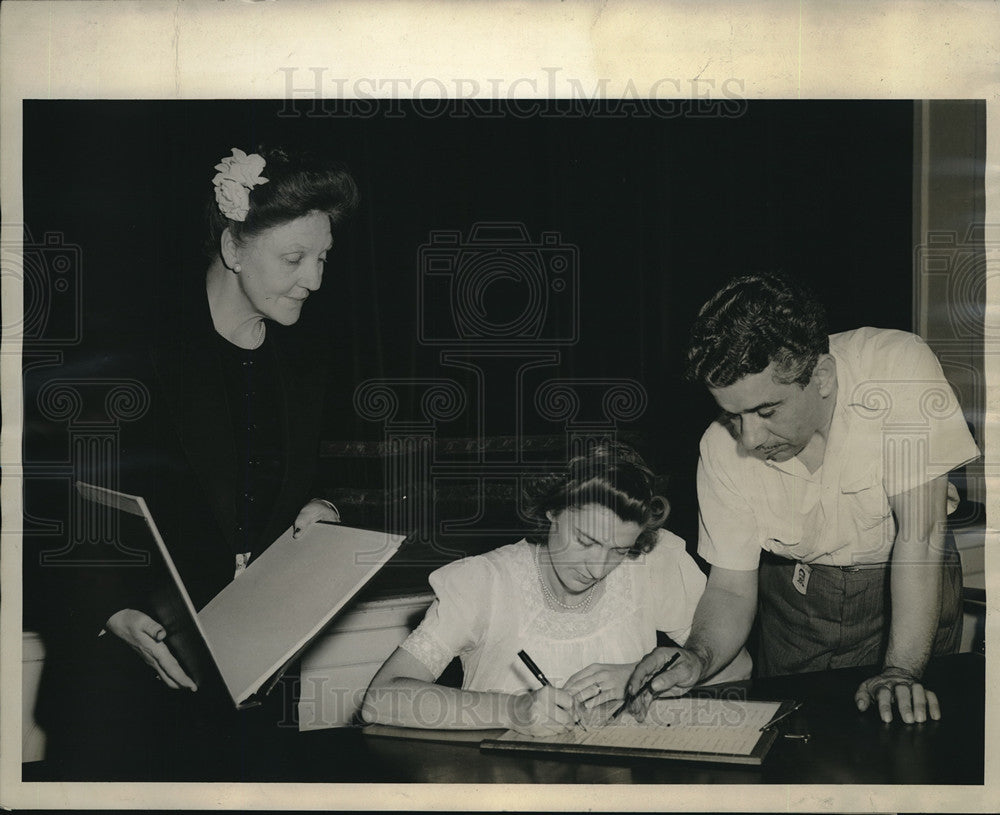 1944 Press Photo Yale &amp; Towne Manufacturing employees sign pledge to Army &amp; Navy-Historic Images