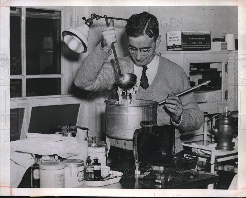 1945 Charles Home Yale Plant Executive locked in the plant by Picket - Historic Images