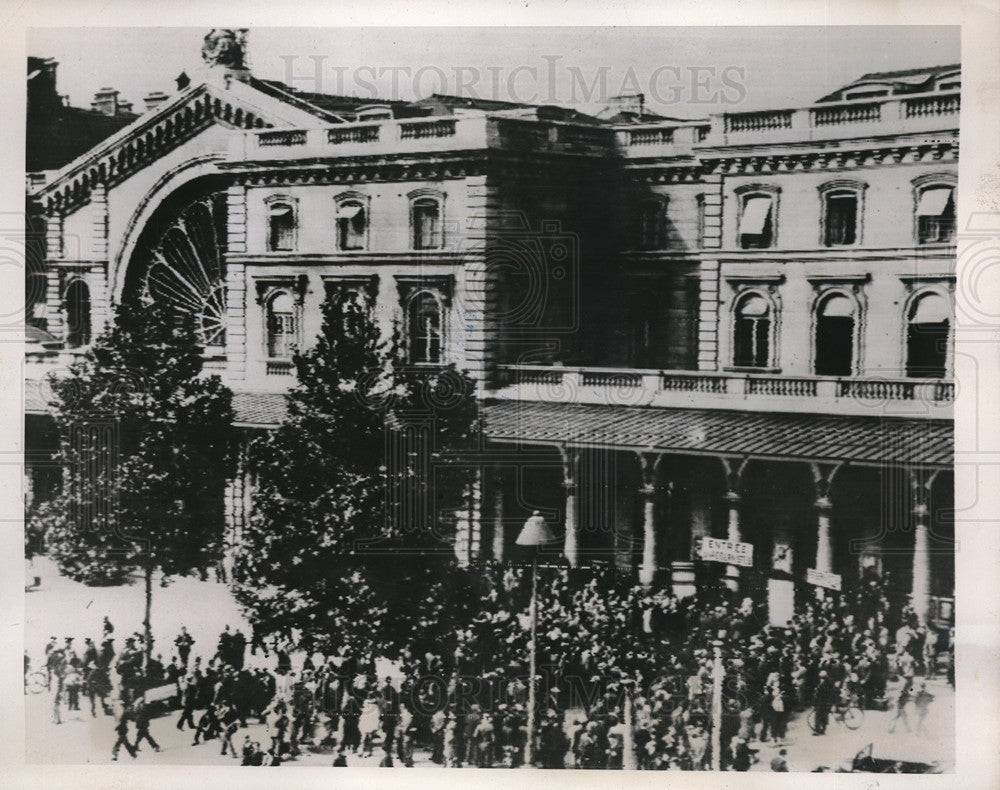 1939 French Reservist jammed the gates to entrain for Masinot Line - Historic Images