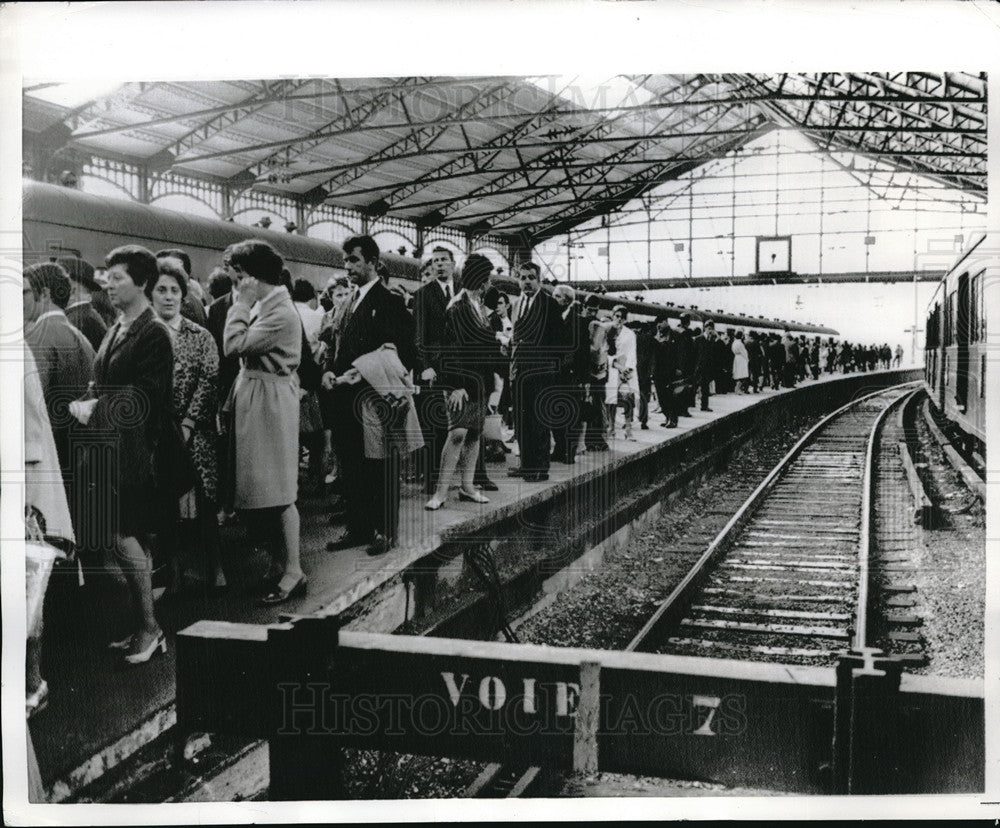 1968 Press Photo Parisian Commuters line up during Wildcat Strikes in Paris - Historic Images