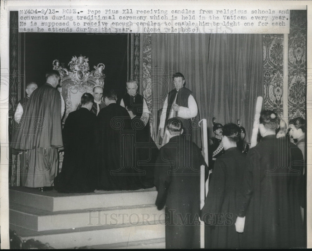 1947 Press Photo Pope Pius XII received candle from religious schools - Historic Images