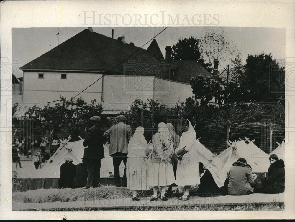 1932 Doukhobor women at Provincial Police Offices at Nelson B.C. - Historic Images