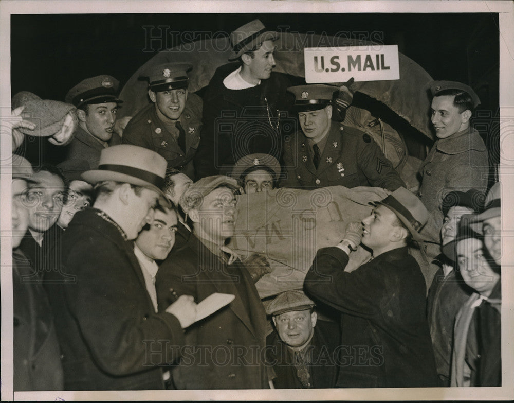 1936 Press Photo Army Soldier help Post Office loading a Army Truck with Mails - Historic Images