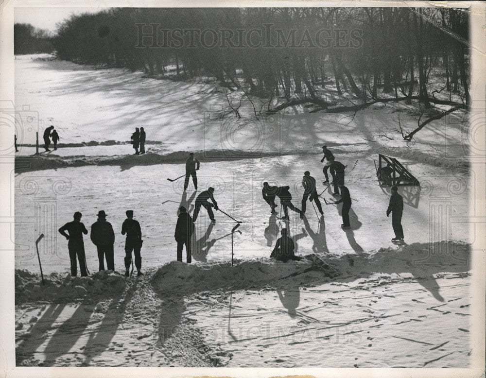 1948 Press Photo Ice Hockey players in the mall at the University of Chicago-Historic Images