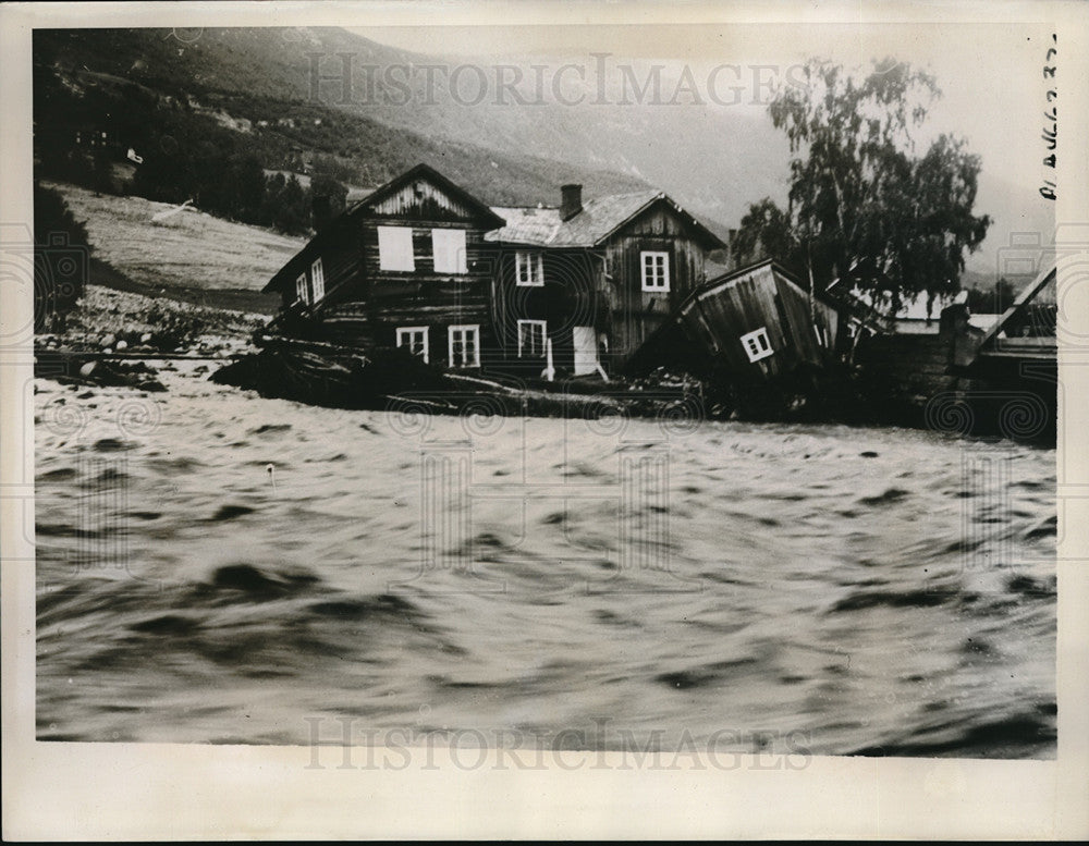 1938 Press Photo Turbulent flood waters sweep past ruined farm house in Vagamo - Historic Images