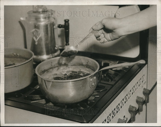 1933 Press Photo Strawberry preserves made on the stove - neb69833 - Historic Images