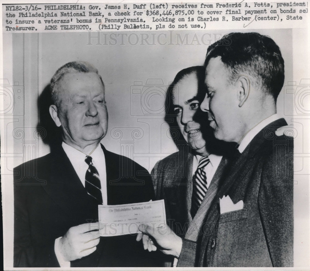 1950 Press Photo Gov James Duff receives from Pres Philadelphia Natl Bank check - Historic Images