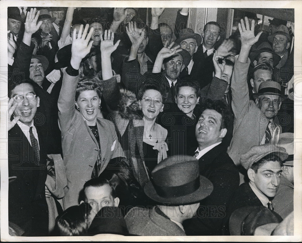 1946 Press Photo Phila.Pa Yale &amp; Towne plant strikers vote to end walkout - Historic Images