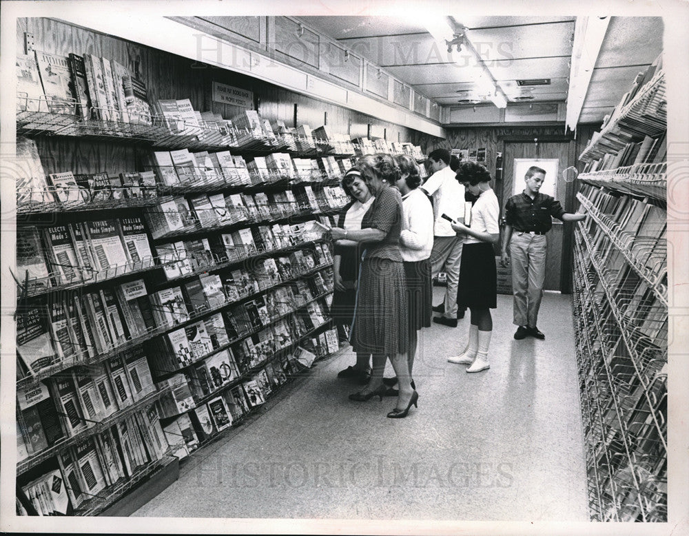 1962 Press Photo Mobile Book Fair at Pleasant Valley Junior High School in Parma - Historic Images