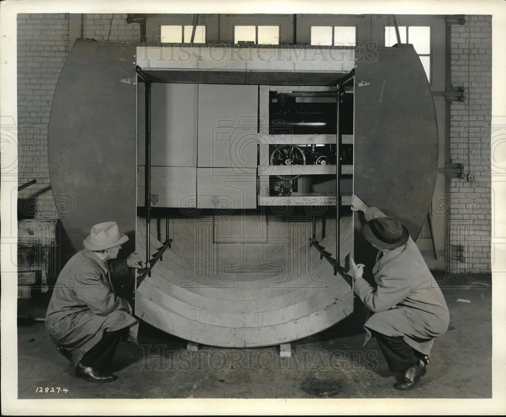 1947 Press Photo Model Rolled Over At 180 Degree Angle With Load Held Intact-Historic Images