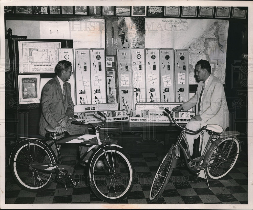 1953 Harold Lausche & John Nagy To Award Prizes For Winning-Historic Images