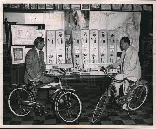 1953 Harold Lausche & John Nagy To Award Prizes For Winning-Historic Images