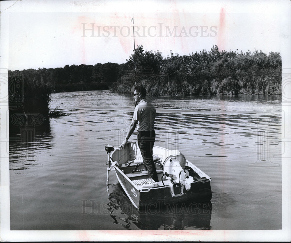 1967 Press Photo man fishing from a small boat in Ohio - neb69986-Historic Images