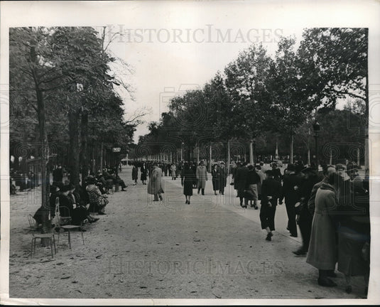 1939 Paris, France people stroll through the parks  - Historic Images