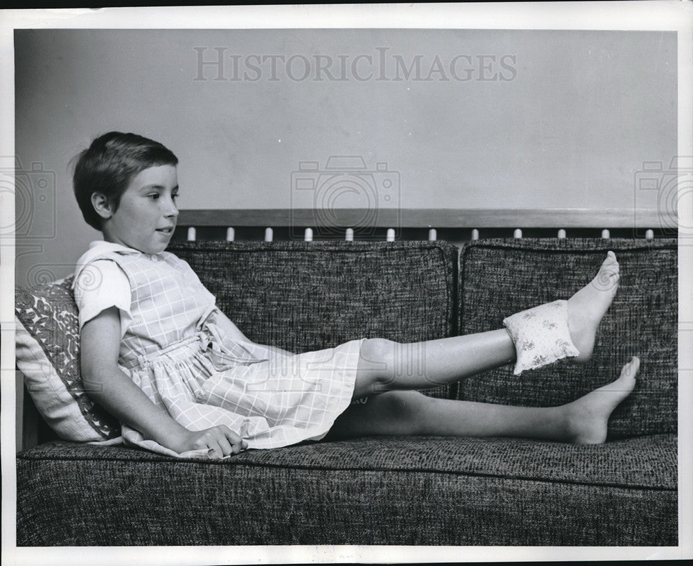 1961 Press Photo Kathy Kadar exercises at home - Historic Images