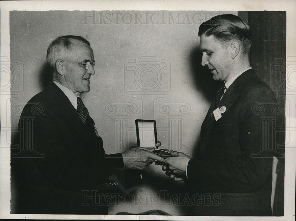 1939 Dr. Charles Code gets Theobald Smith Award from Dr. Mitchell - Historic Images