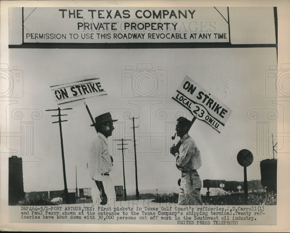 1952 Press Photo Strikers Texas Gulf Coasts Refinery 30,000 Out of Work-Historic Images