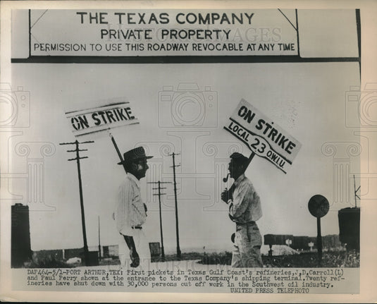 1952 Press Photo Strikers Texas Gulf Coasts Refinery 30,000 Out of Work-Historic Images