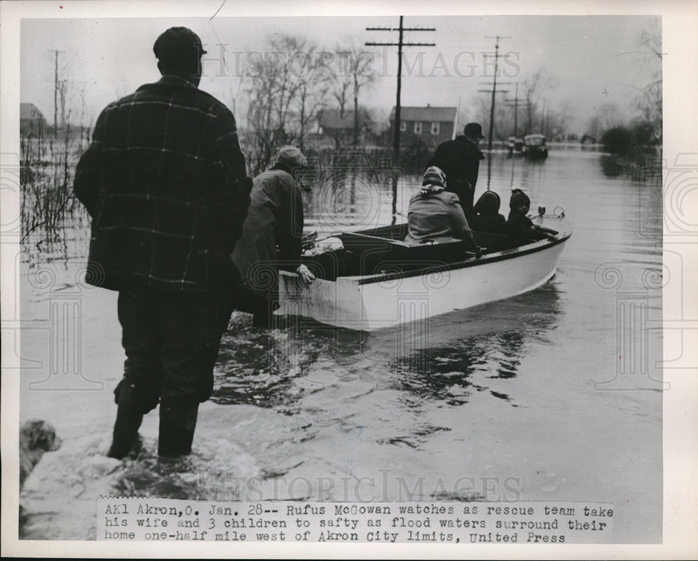 1952 Press Photo Akron, Ohio Rufus McCowan &amp; rescue work in flood waters - Historic Images