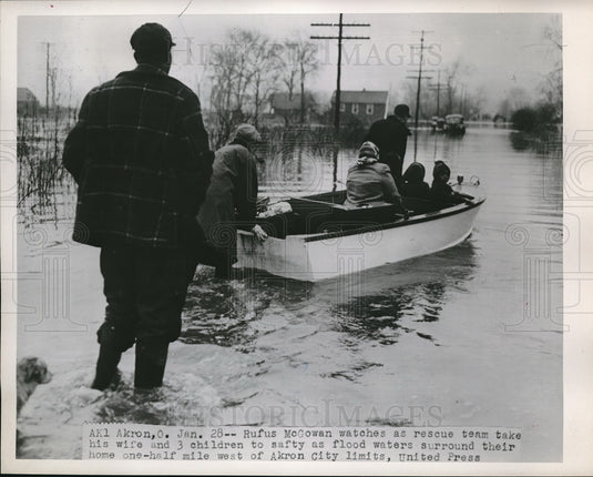 1952 Press Photo Akron, Ohio Rufus McCowan & rescue work in flood waters - Historic Images