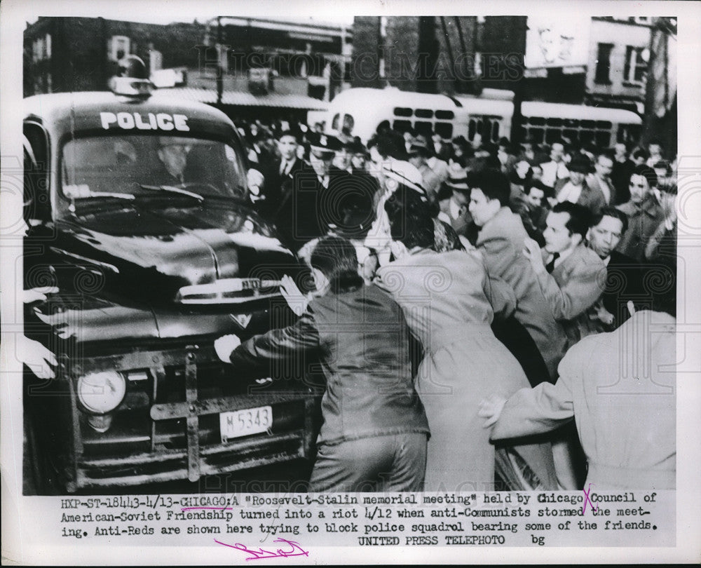 1953 Press Photo Chicago, Ill.Anti communist rioters block police - Historic Images