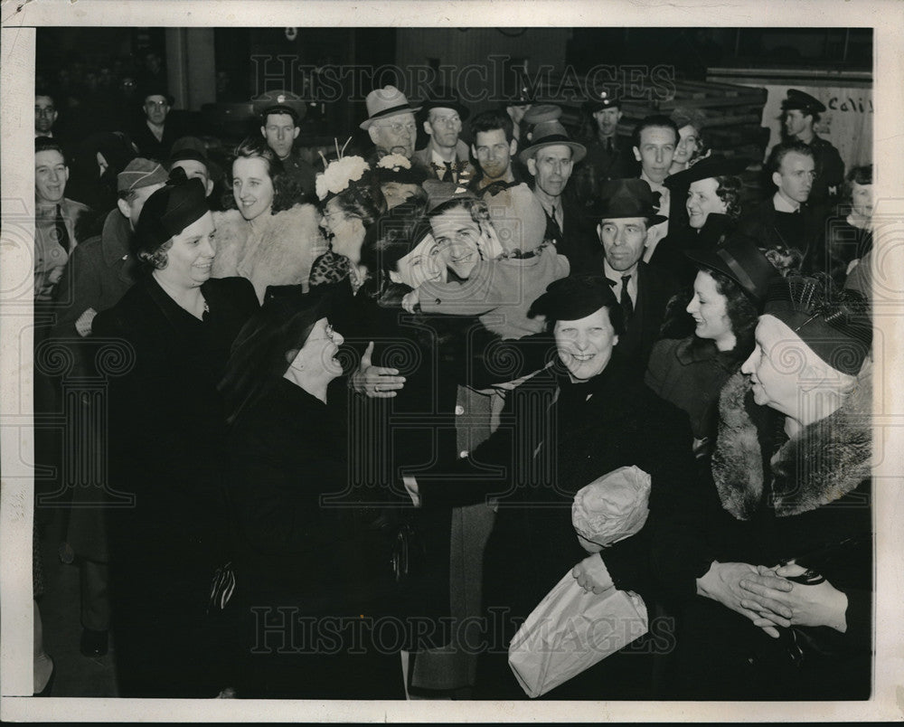 1941 Press Photo Troops at dock say farewell &amp; board the Washington - neb70465 - Historic Images