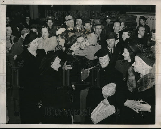 1941 Press Photo Troops at dock say farewell & board the Washington - neb70465 - Historic Images