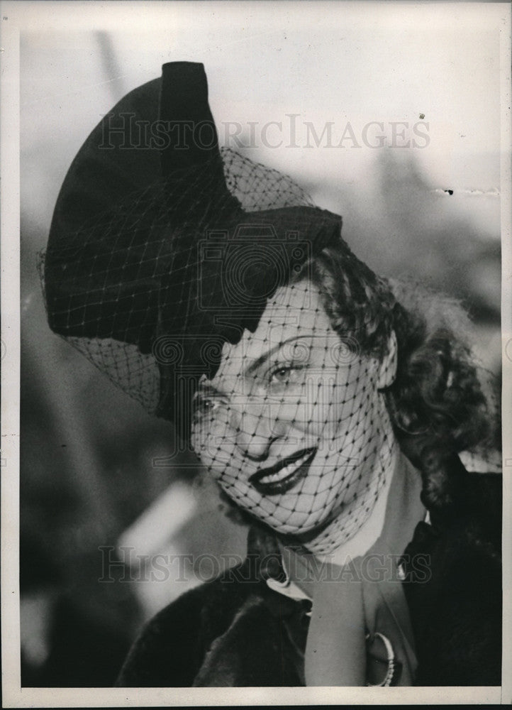 1938 Press Photo Woman Wears Pleated Skull Cap With Fan Shaped Topknot-Historic Images