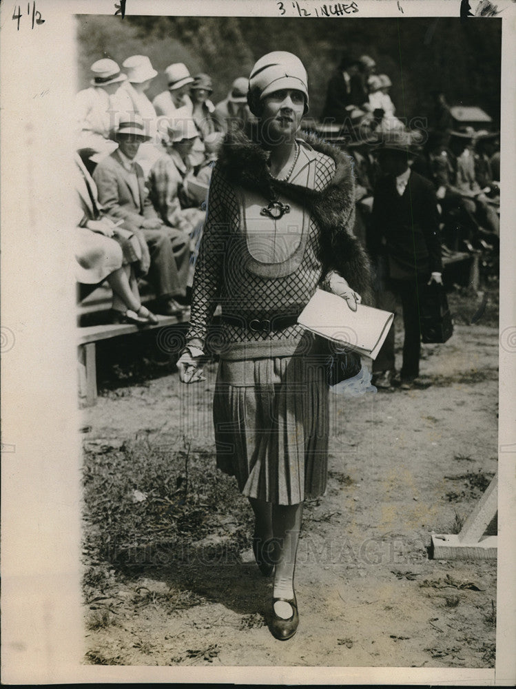 1927 Press Photo Mrs Charles Fellowes Gordon at Annual Tuxedo Horse Show - Historic Images